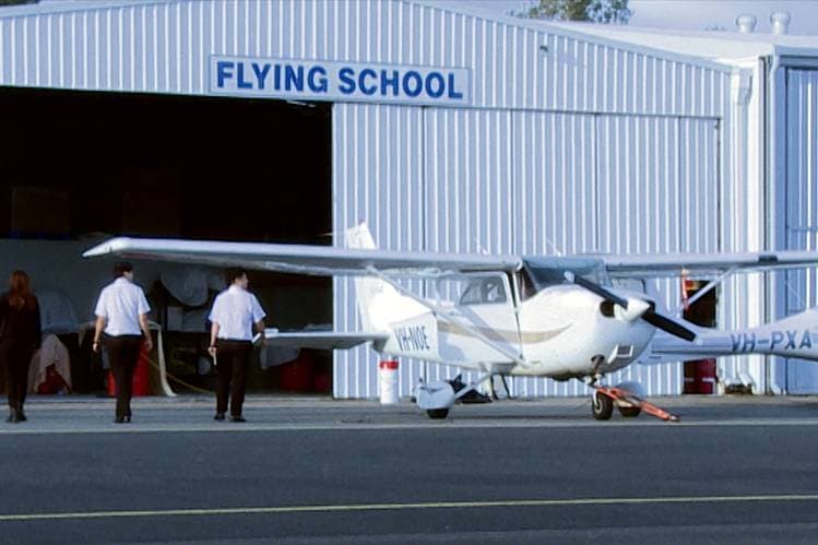 Flight school and airline pilot training — image 1